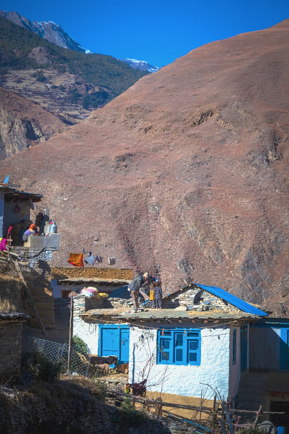 un gruppo di persone in piedi in cima a un tetto