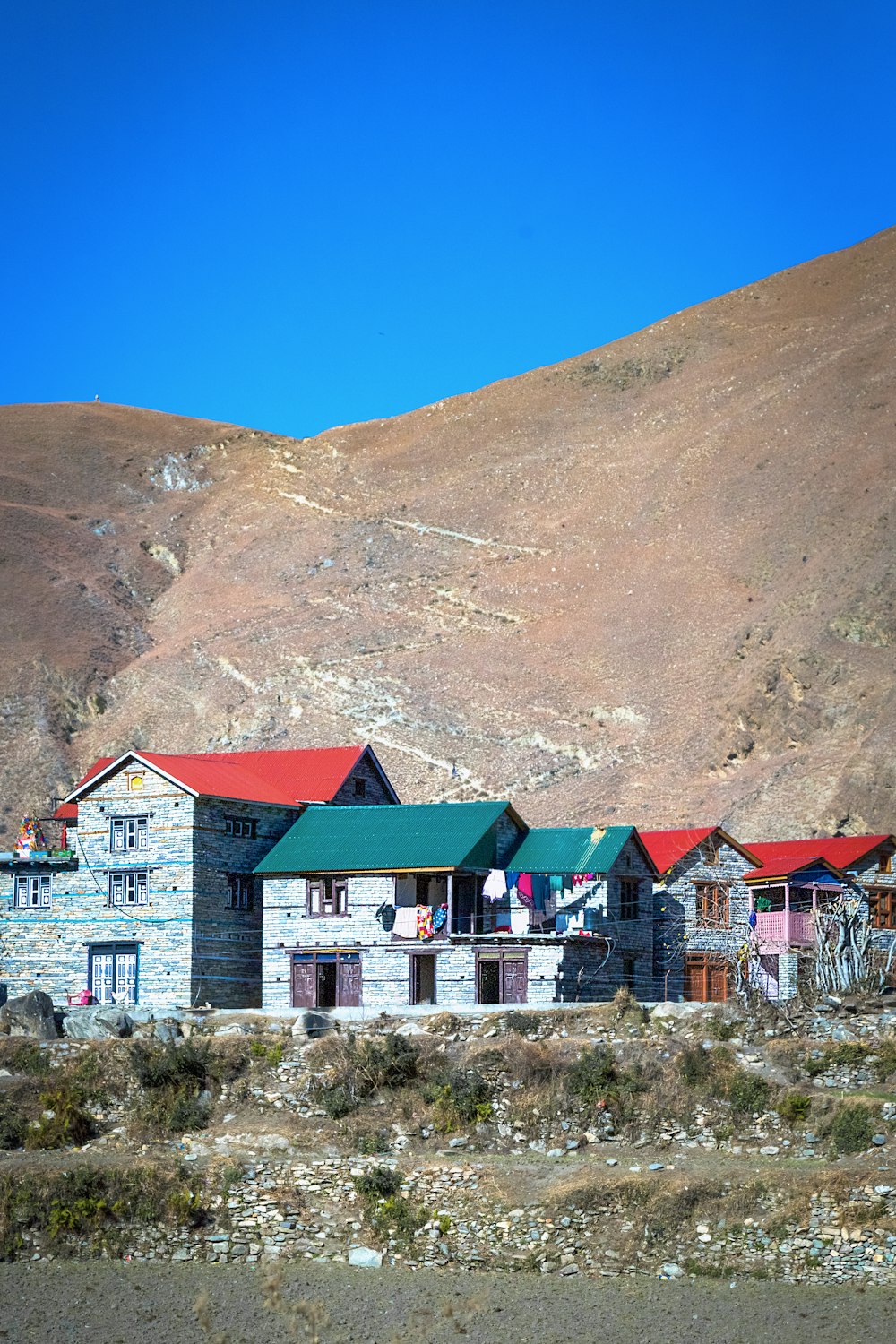 Un grupo de edificios con una montaña al fondo