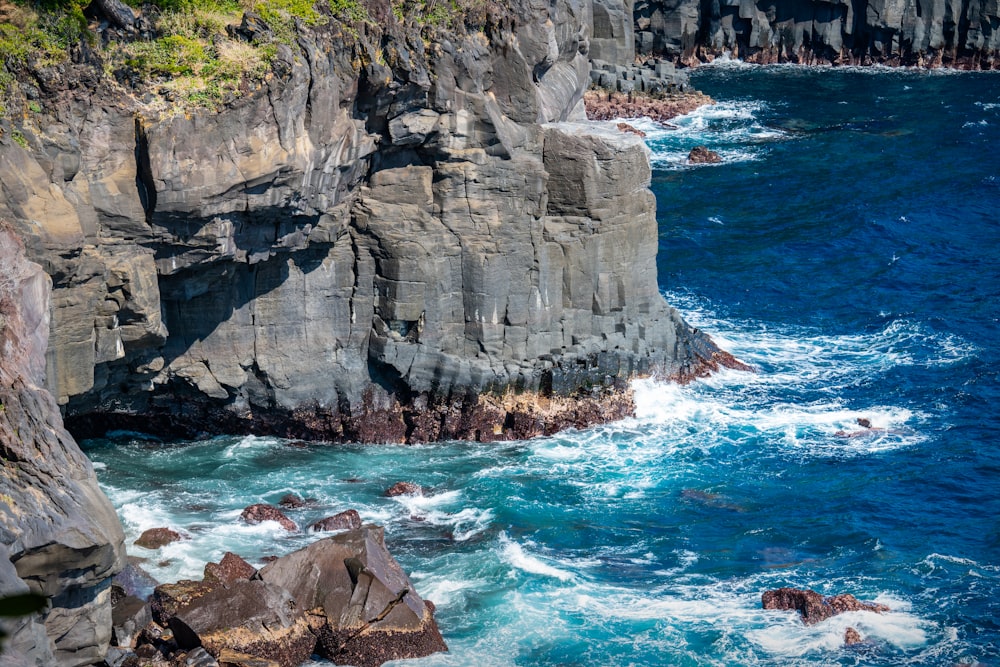 una costa rocciosa con uno specchio d'acqua