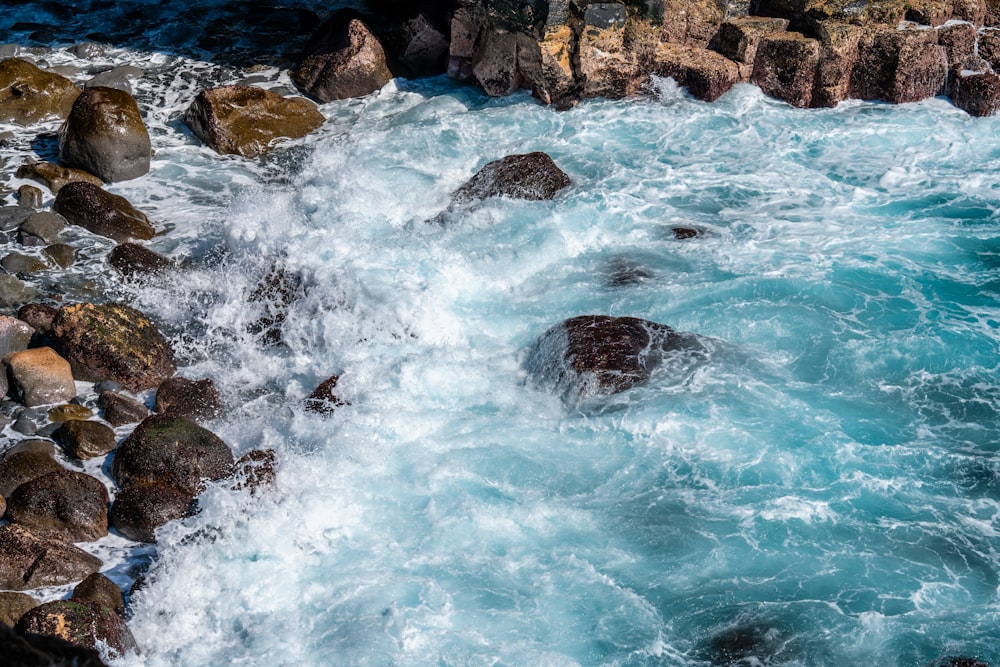 uno specchio d'acqua circondato da rocce e acqua