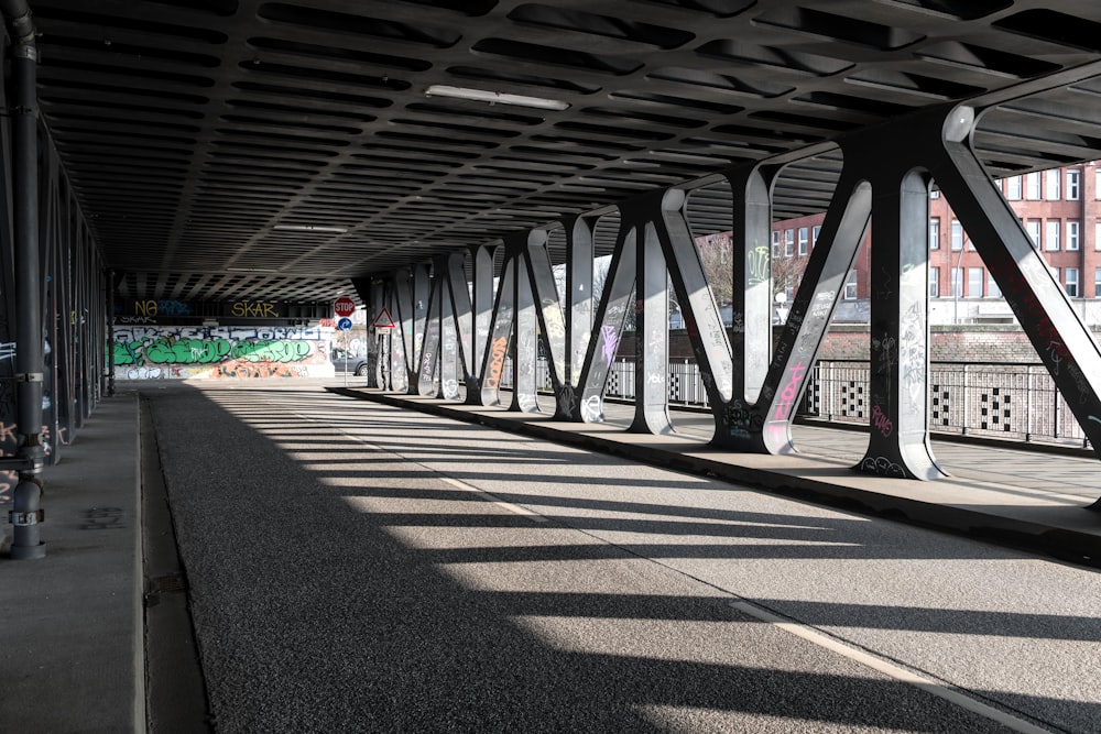 Ein Zug, der über eine Brücke neben einem hohen Gebäude fährt