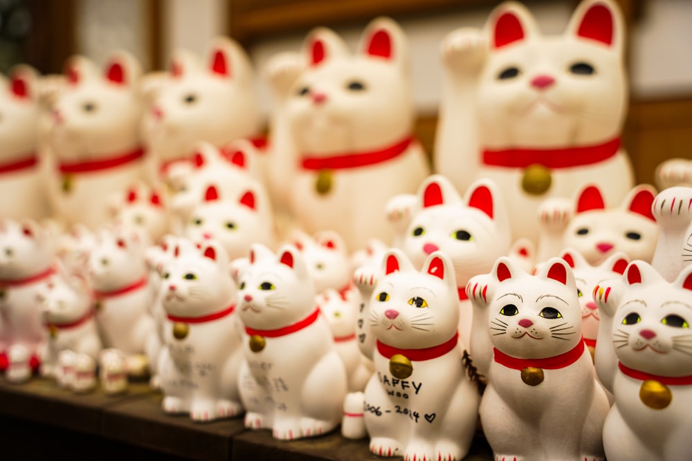 a bunch of cat figurines sitting on a table