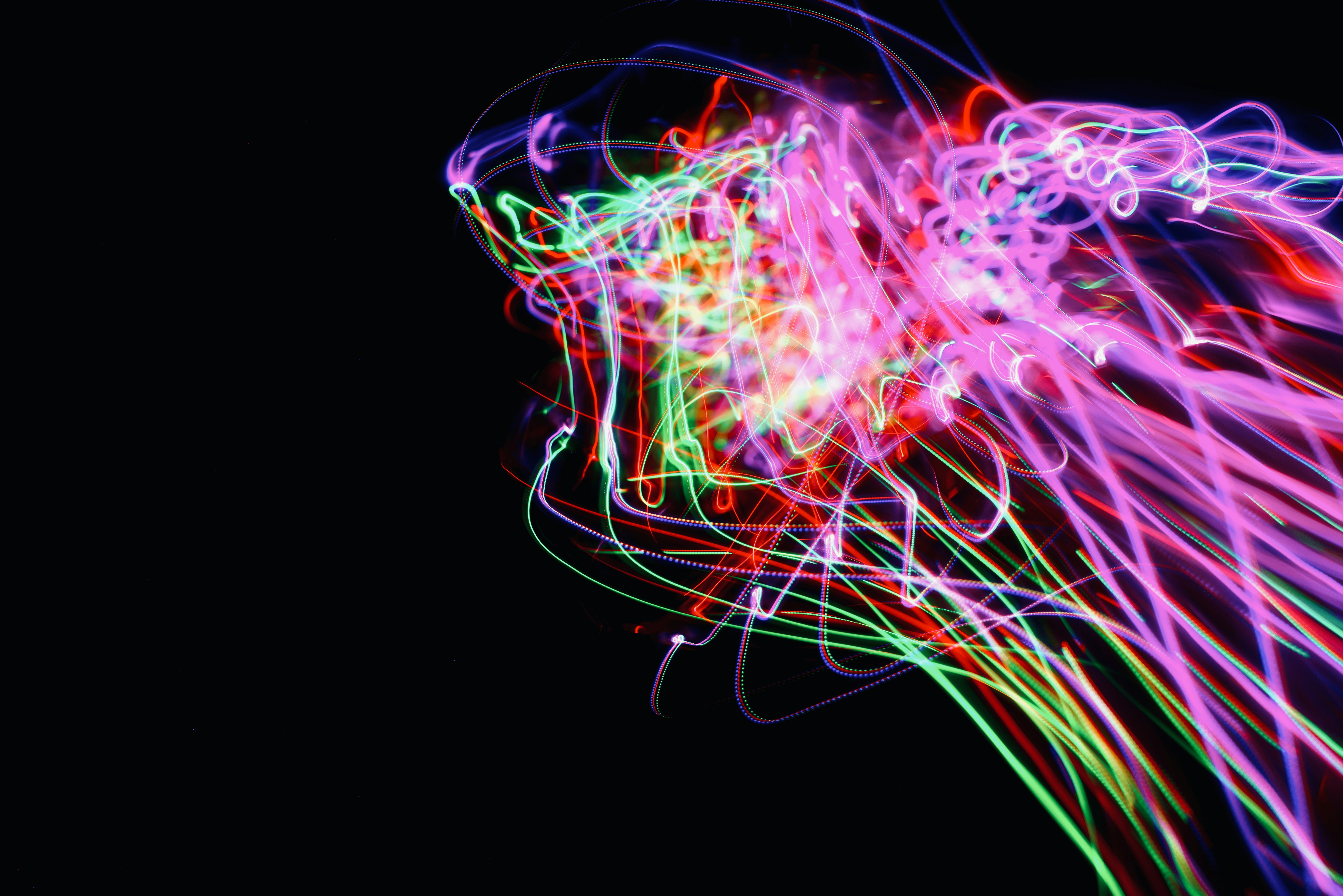 Una foto borrosa de luces de neón en la oscuridad foto – Imagen de  Abstracto gratuita en Unsplash, image size:3000x2001