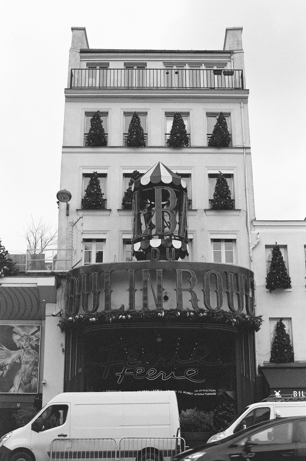 a black and white photo of a building