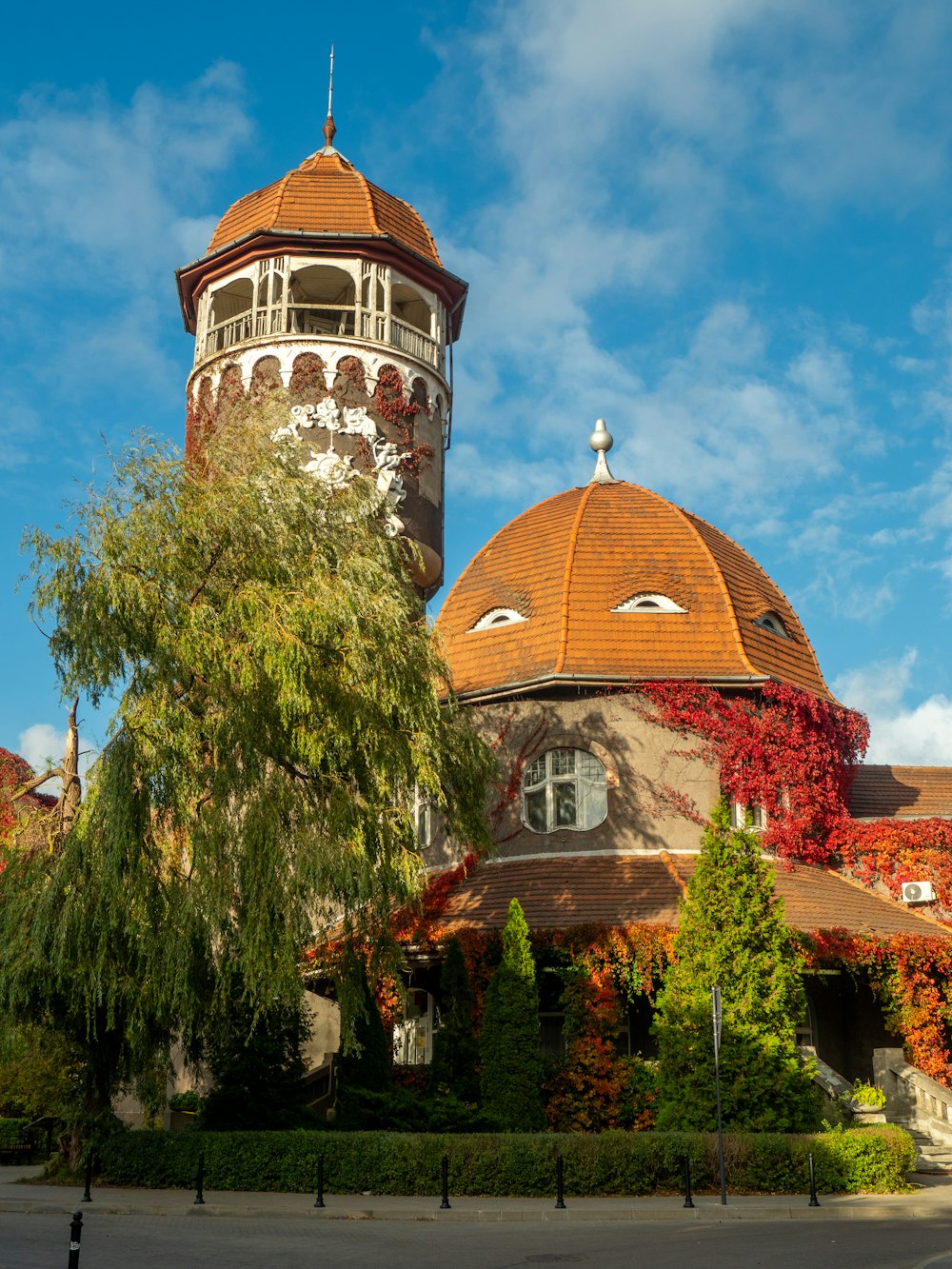 ein großes Gebäude mit einem Glockenturm auf der Spitze