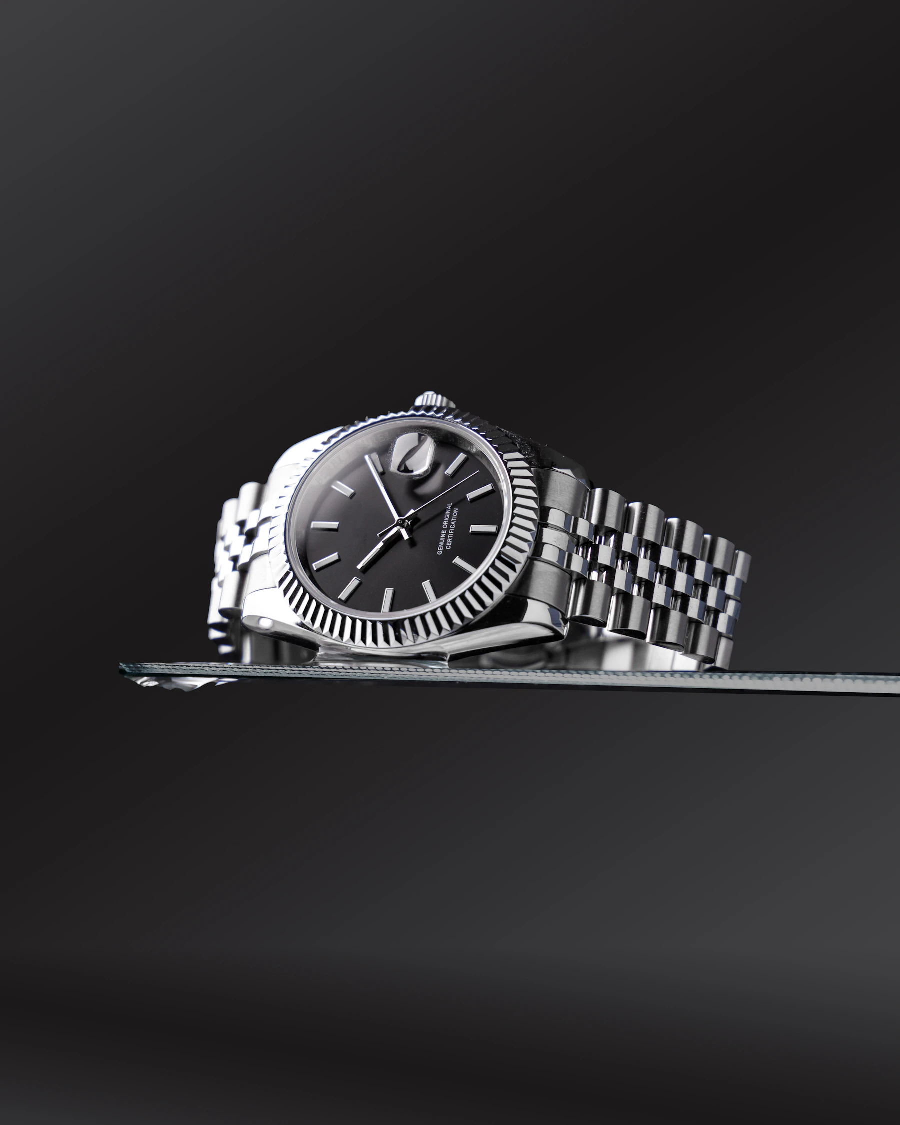 Elegante Luxusuhr eines renommierten Schweizer Herstellers auf dunklem Hintergrund