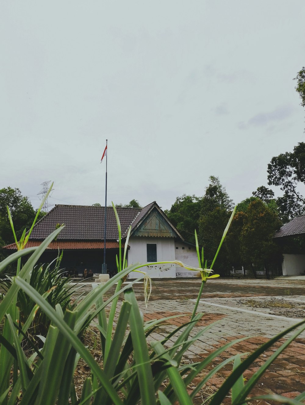 une maison surmontée d’un drapeau