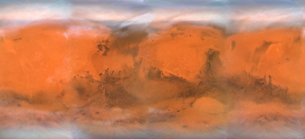 une image d’une substance orange dans l’eau