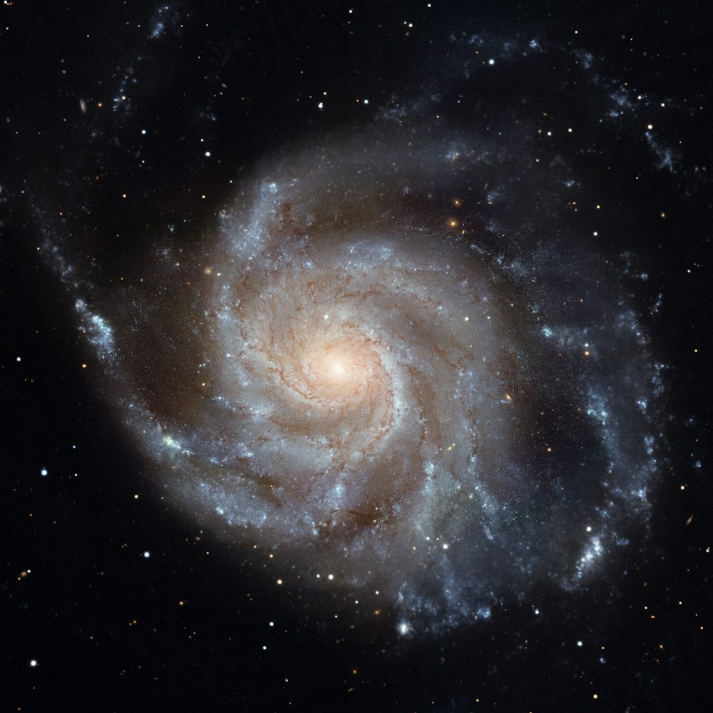 Una galassia a spirale molto grande nel cielo