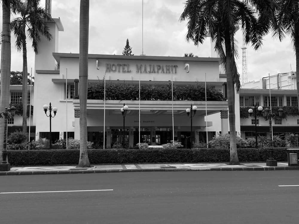 Ein Schwarz-Weiß-Foto eines Hotels in Miami