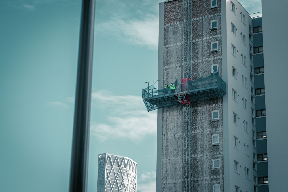 un edificio alto con una gru in cima