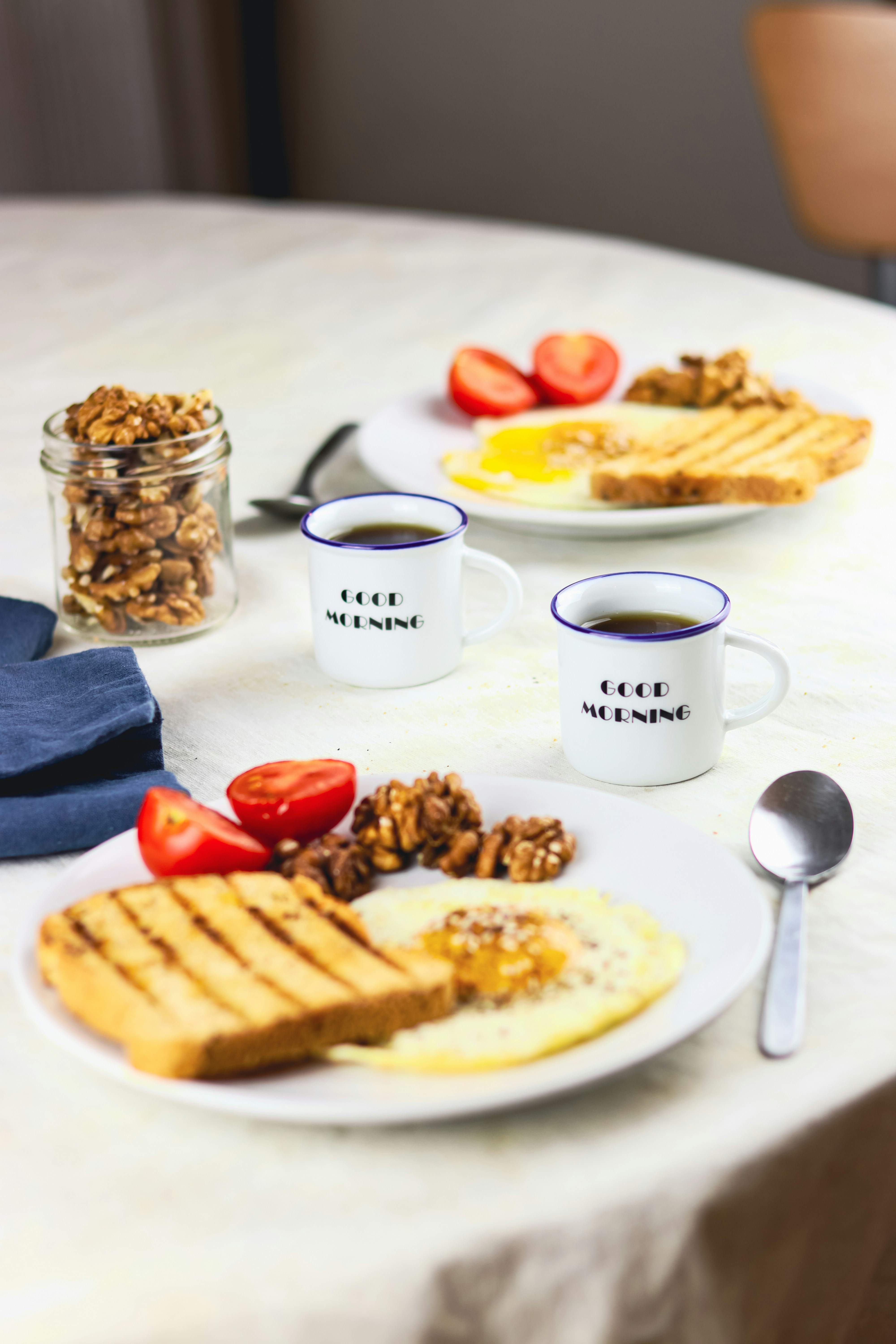 uma mesa coberta com pratos de comida e xícaras de café