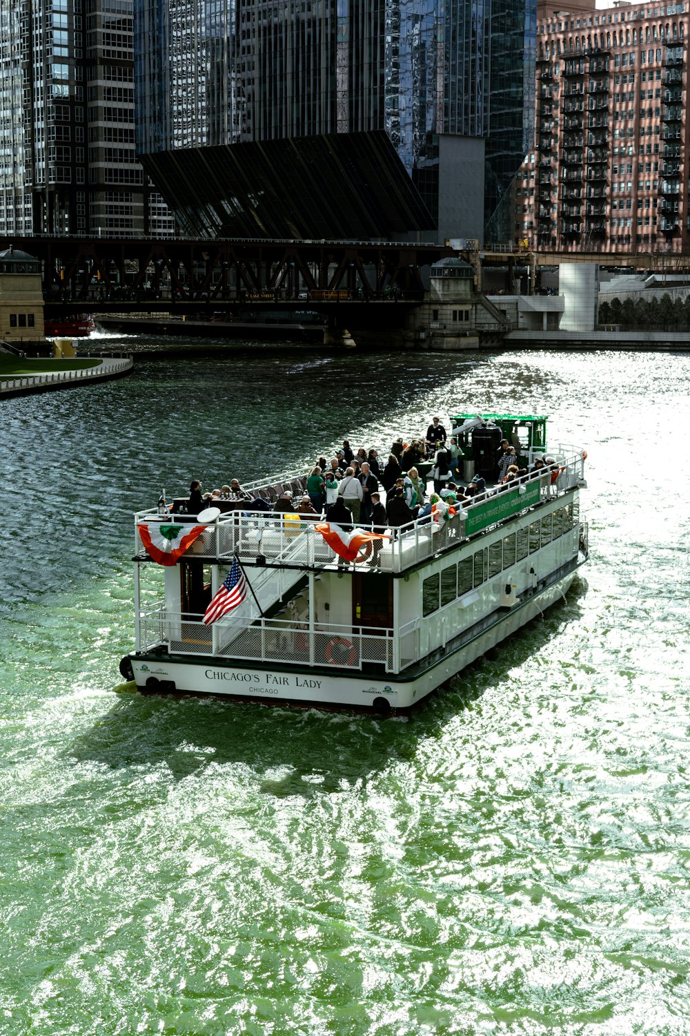 un barco lleno de gente viajando por un río