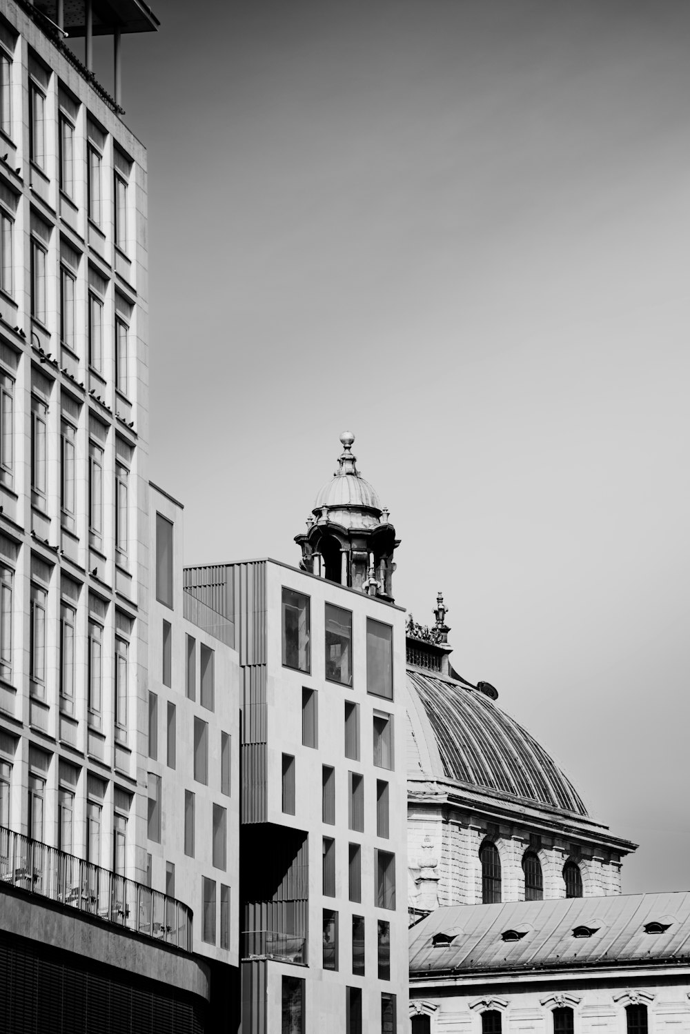 a black and white photo of some buildings