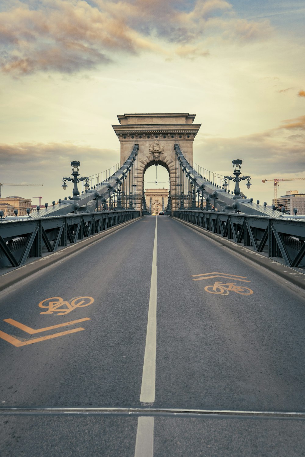 un pont traversé par une piste cyclable