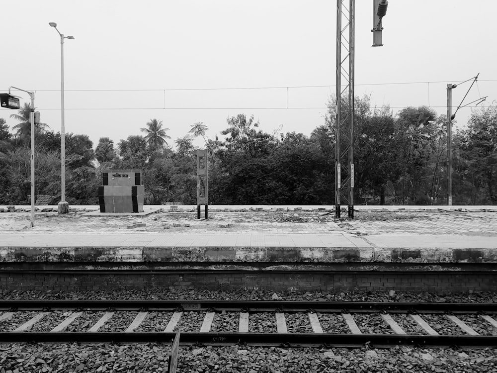 una foto in bianco e nero di un binario del treno