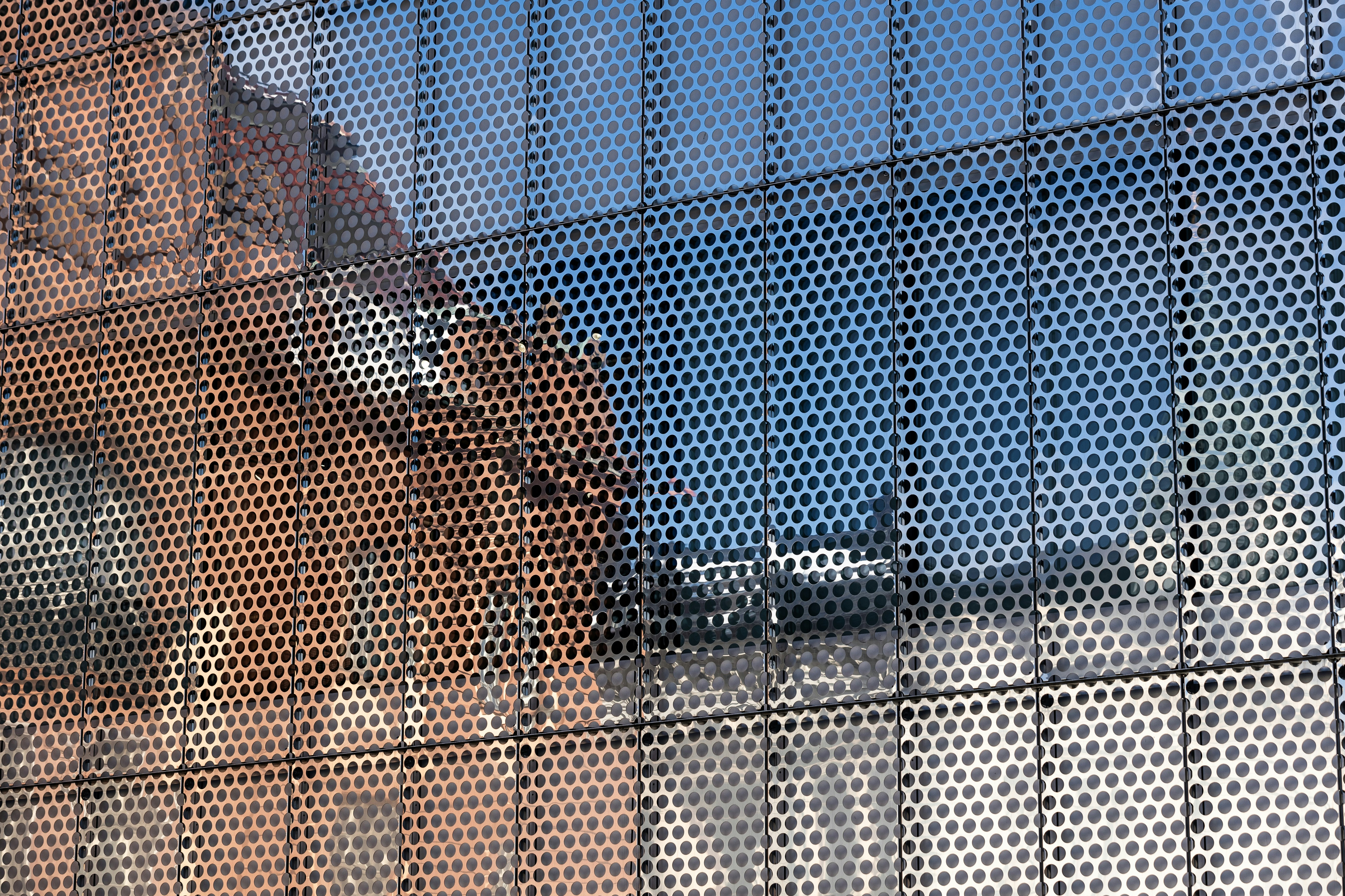 un gran edificio con un reloj a un lado