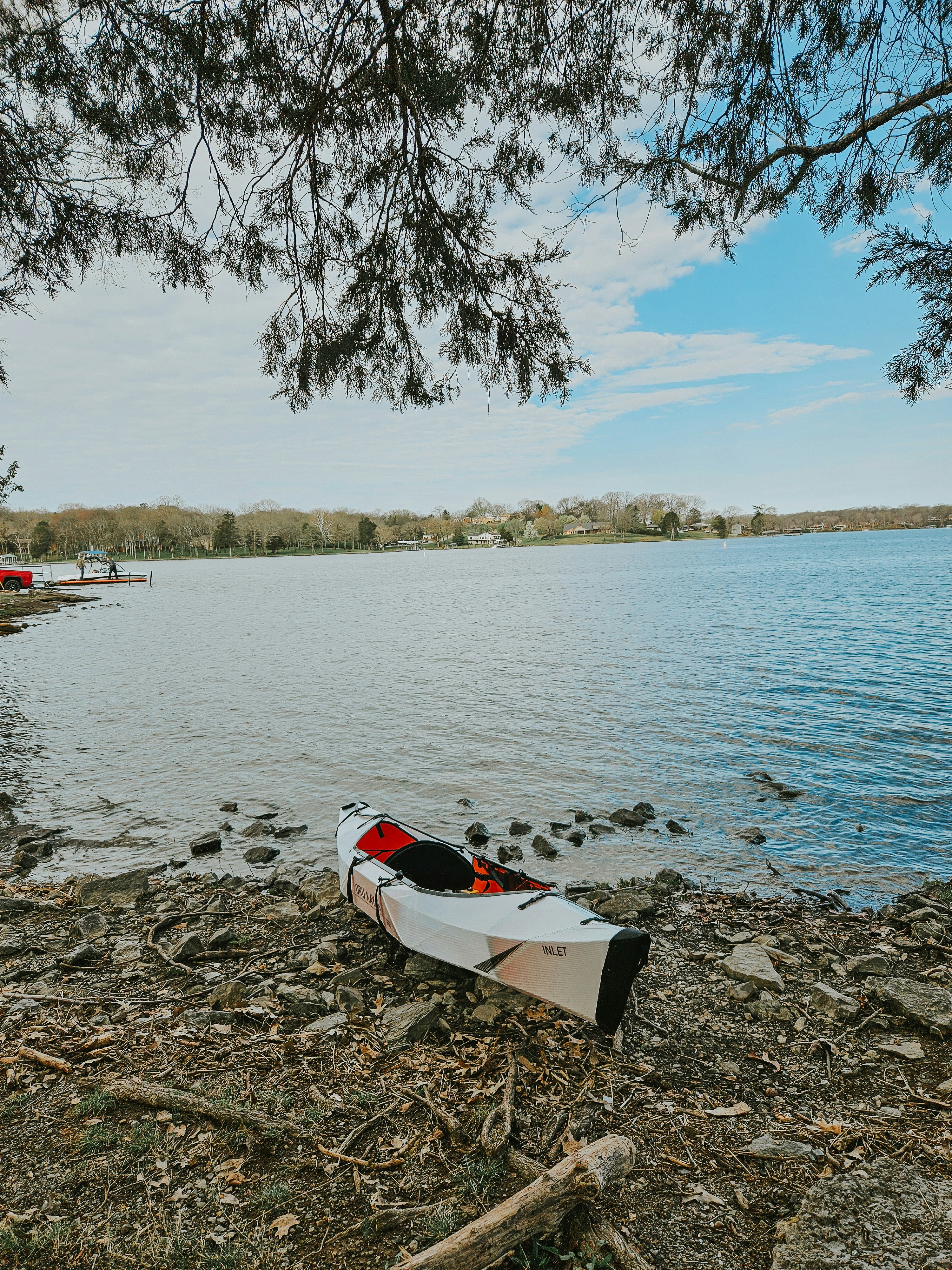 un canoë assis sur la rive d’un lac