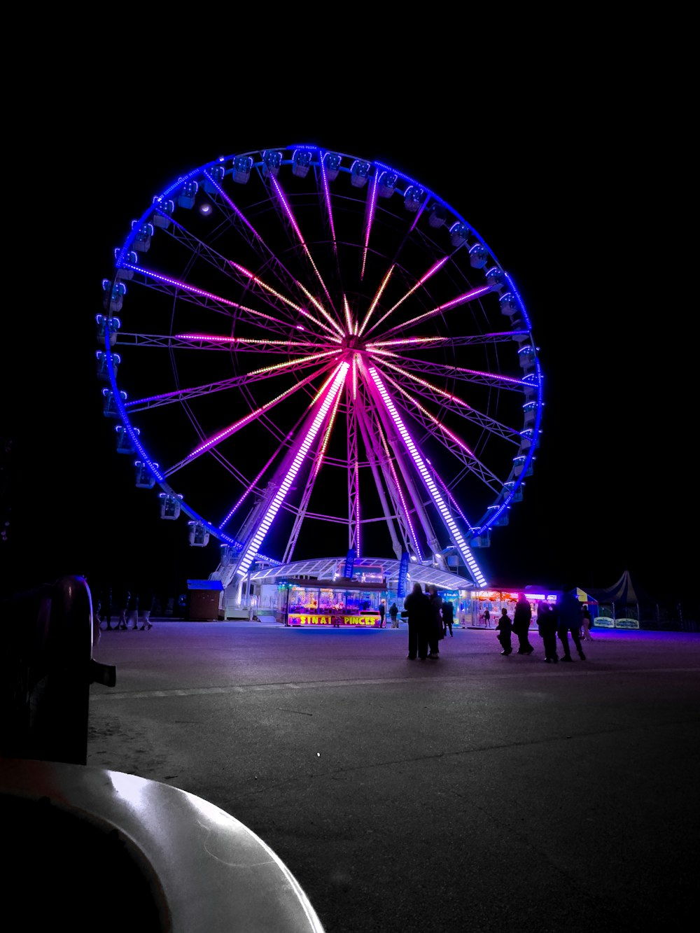 Una grande ruota panoramica illuminata di notte