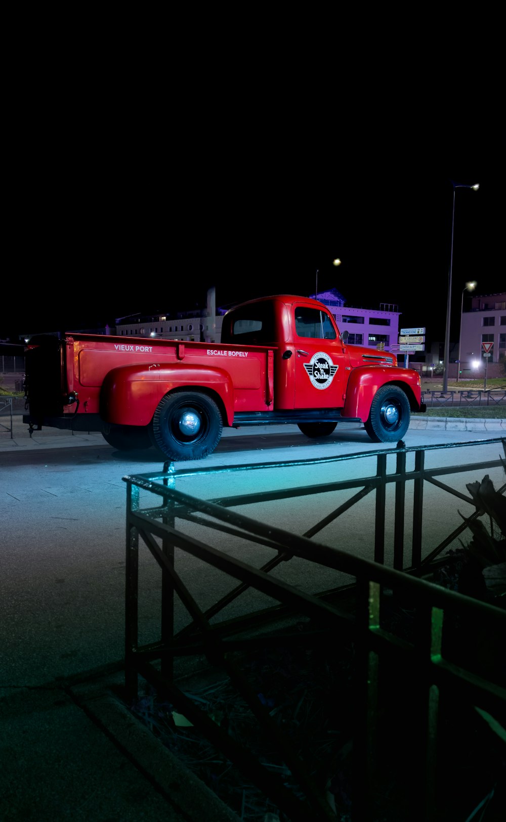 un camion rosso parcheggiato in un parcheggio di notte