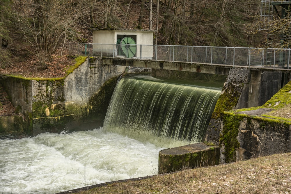 une petite cascade surmontée d’un pont