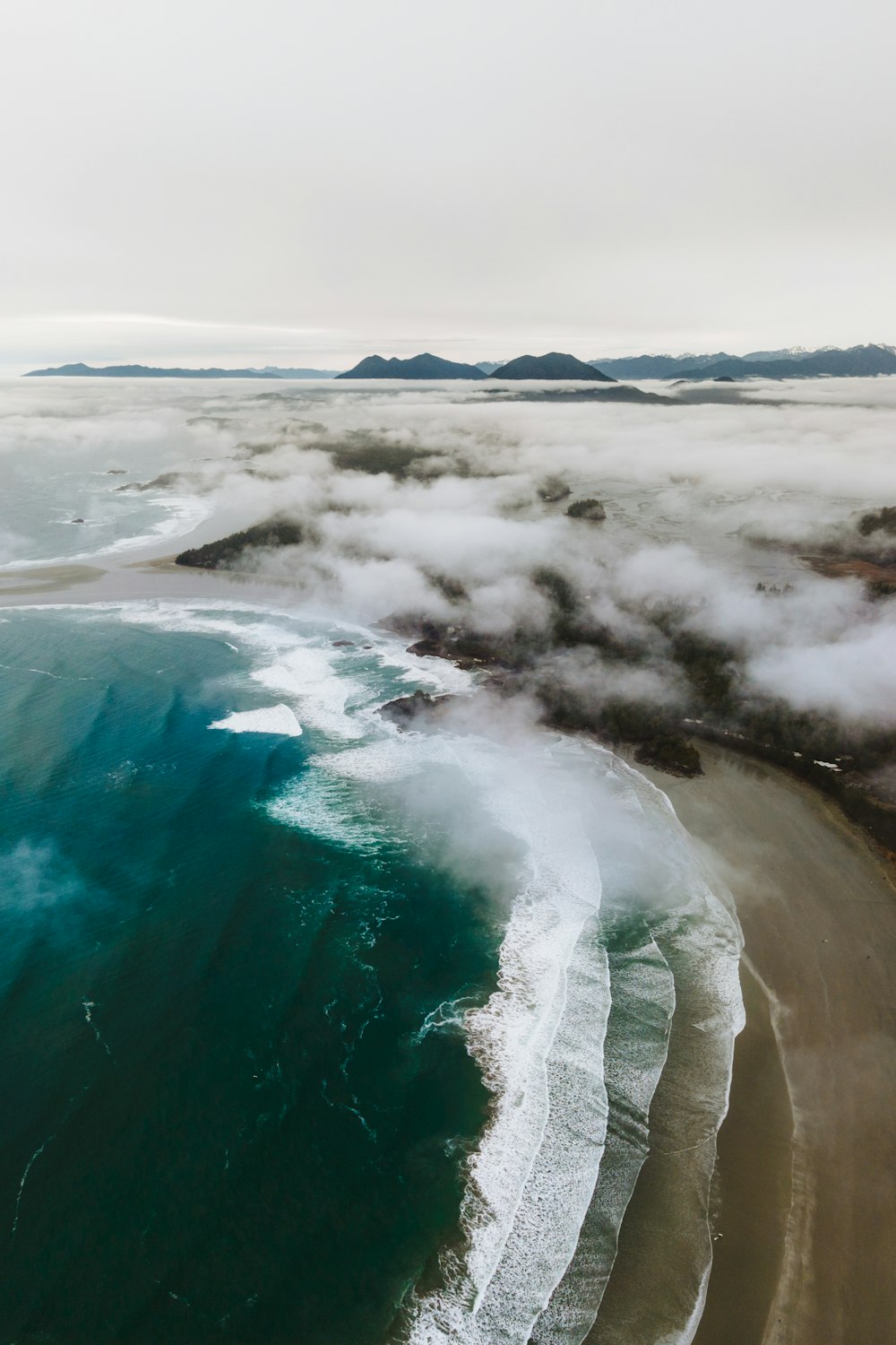 Una veduta aerea di una spiaggia e dell'oceano