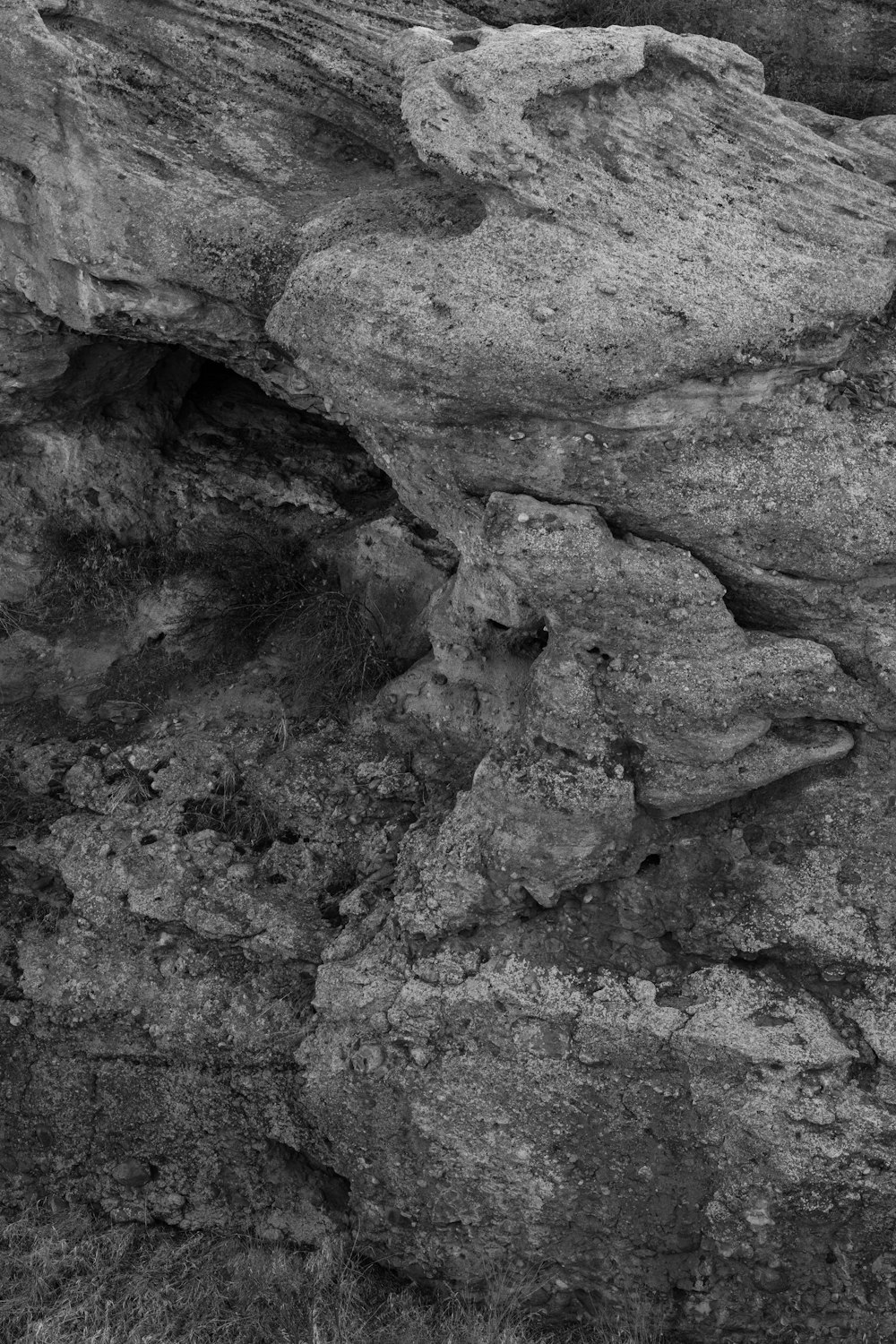 Una foto in bianco e nero di una formazione rocciosa