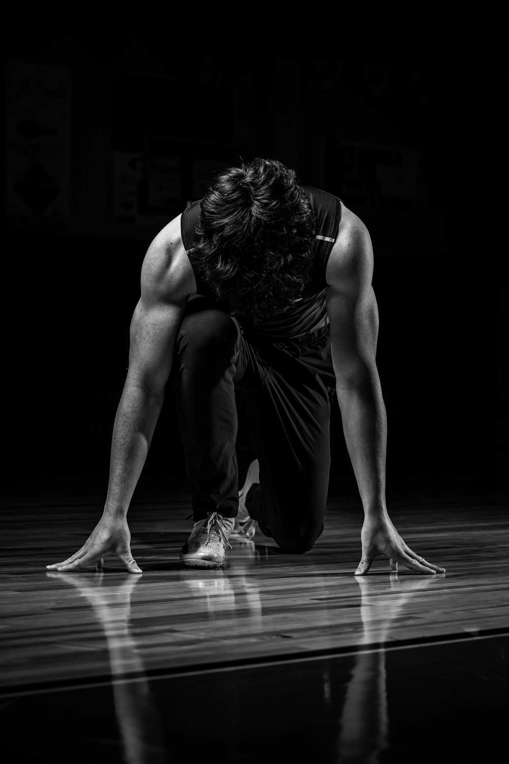 Un hombre arrodillado en una cancha de baloncesto