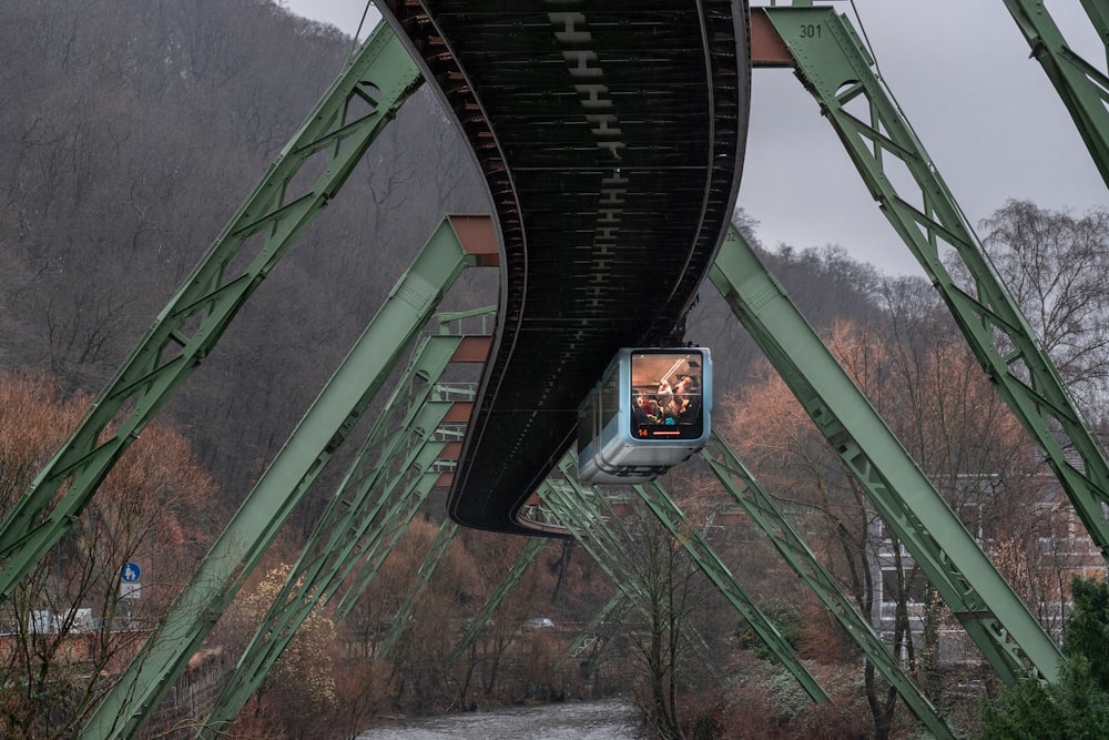 um trem passando por cima de uma ponte em um dia nublado