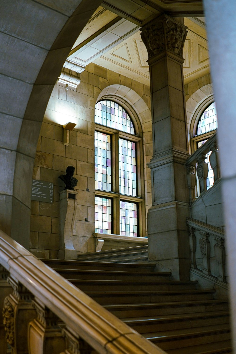 eine Treppe, die zu einem Fenster in einem Gebäude führt