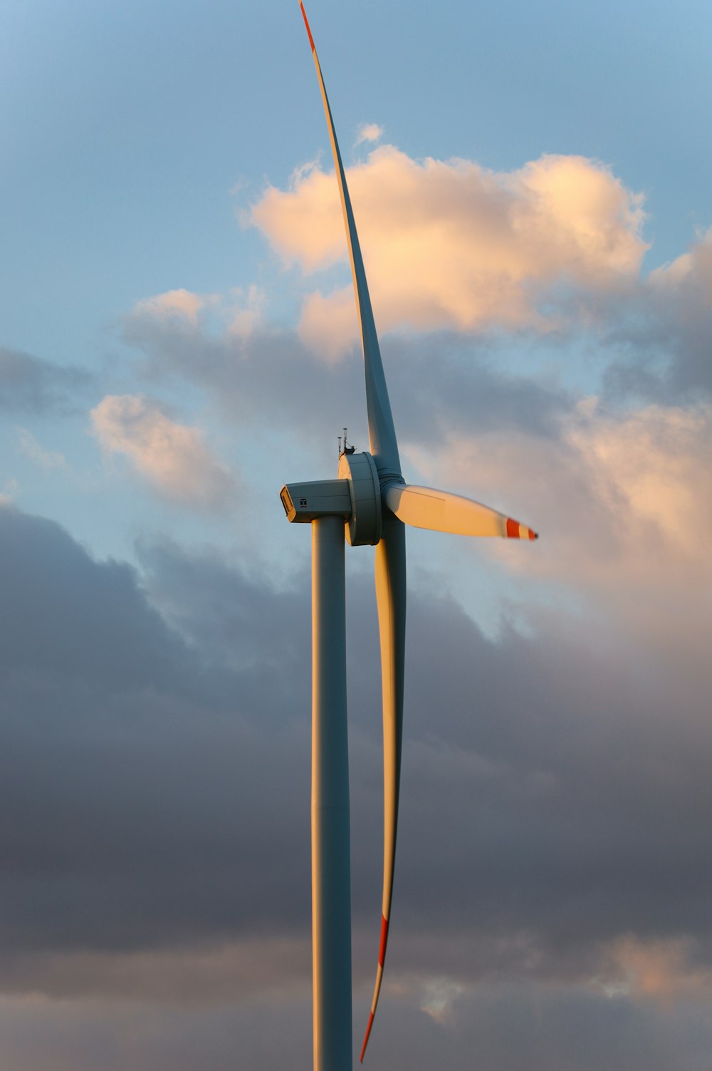 uma turbina eólica é mostrada contra um céu nublado