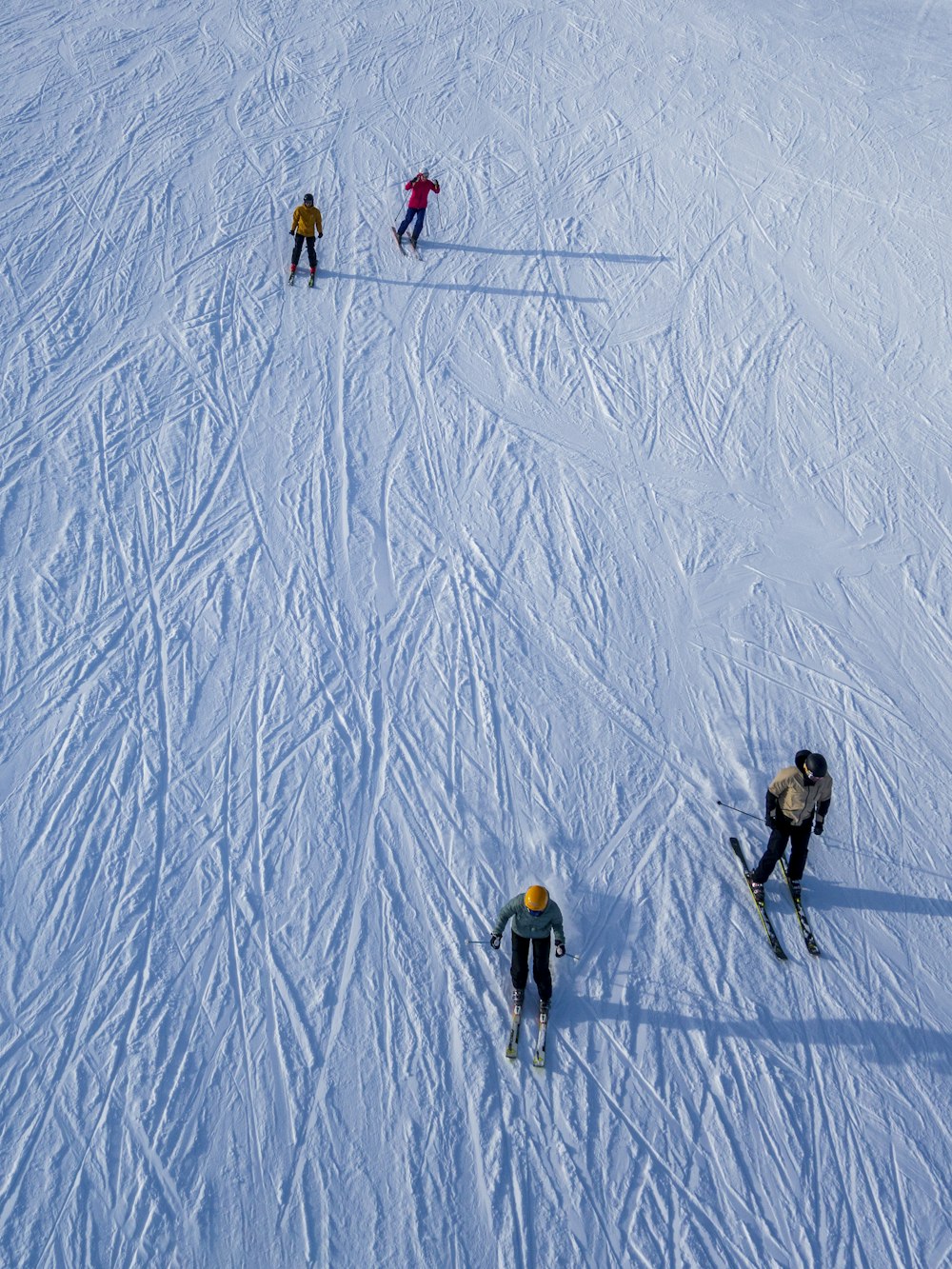 Un groupe de personnes dévalant une pente enneigée à skis