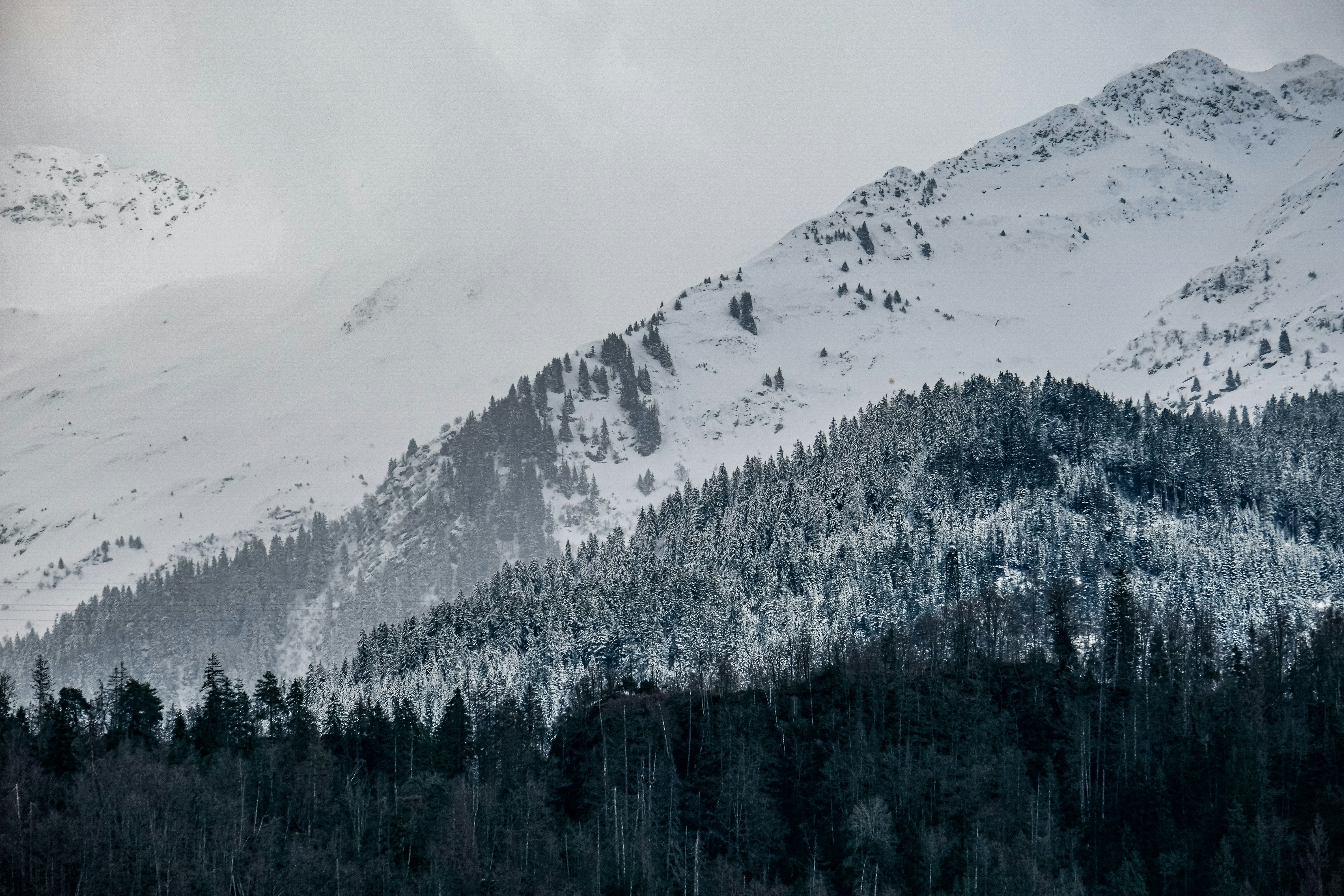 雪山の風景写真の写真 – Unsplashの壁紙の無料画像