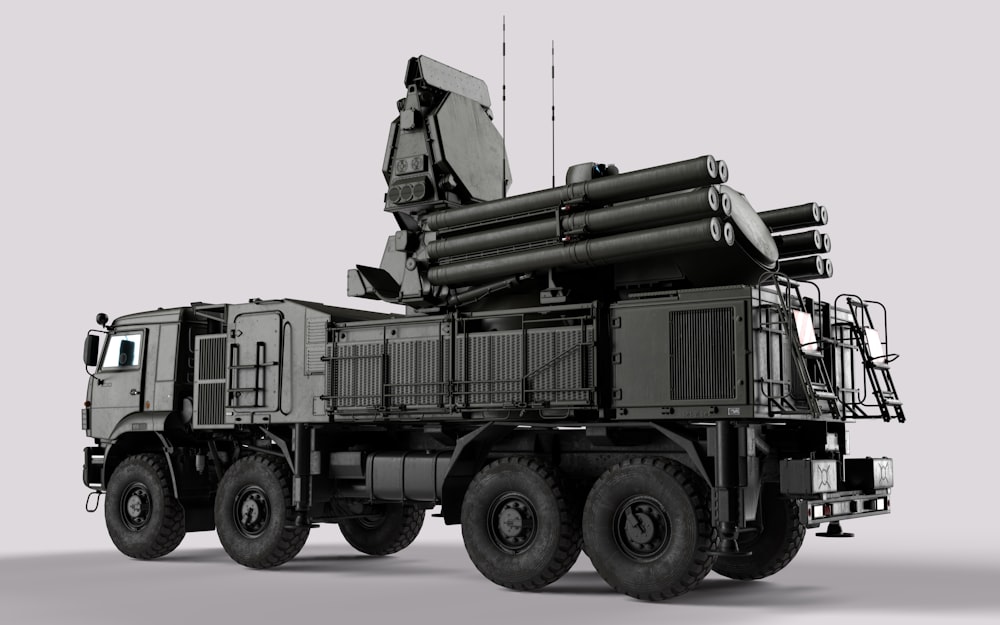 un gran camión militar con un misil encima