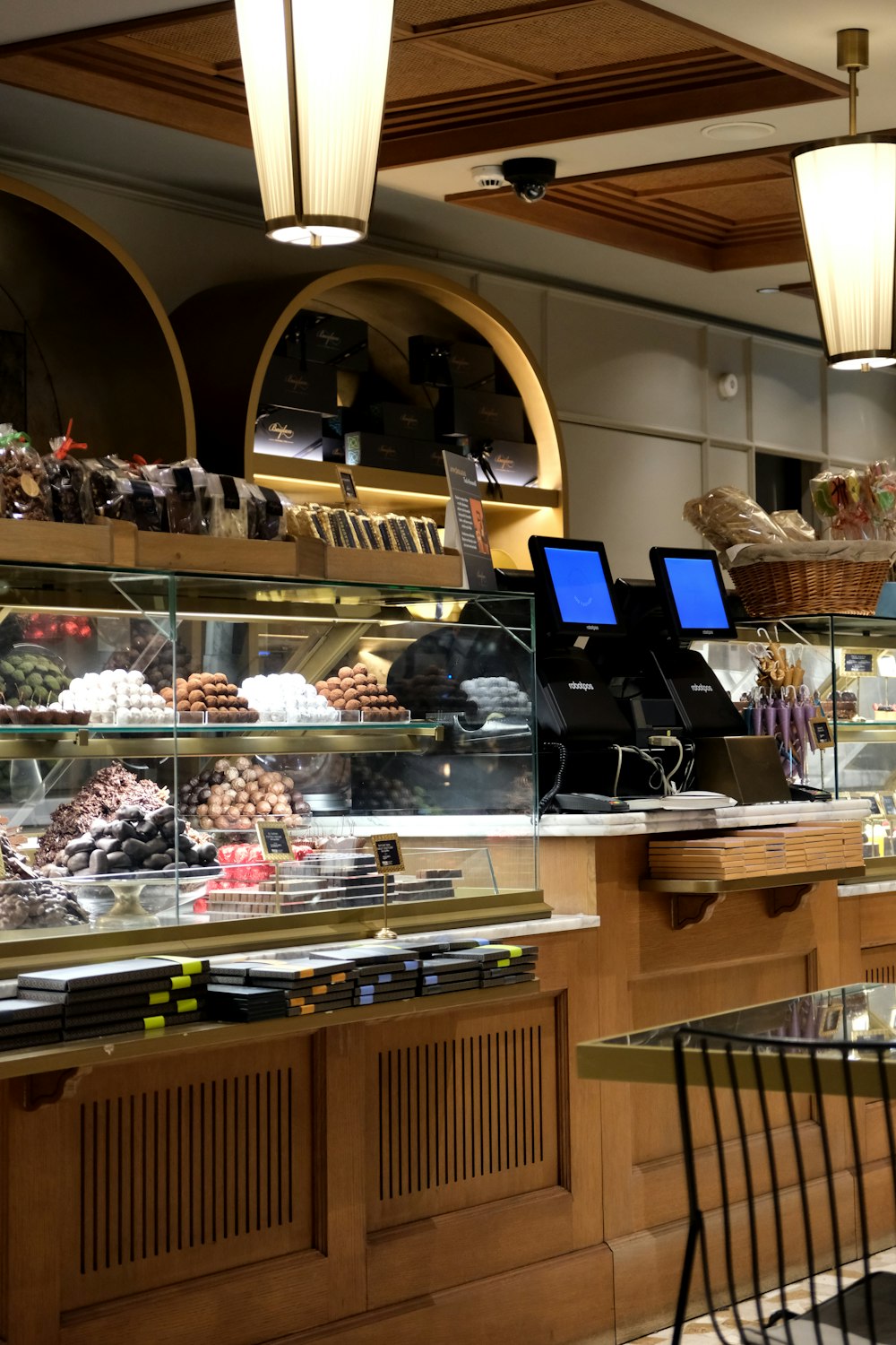 Una panadería llena de muchos tipos diferentes de comida