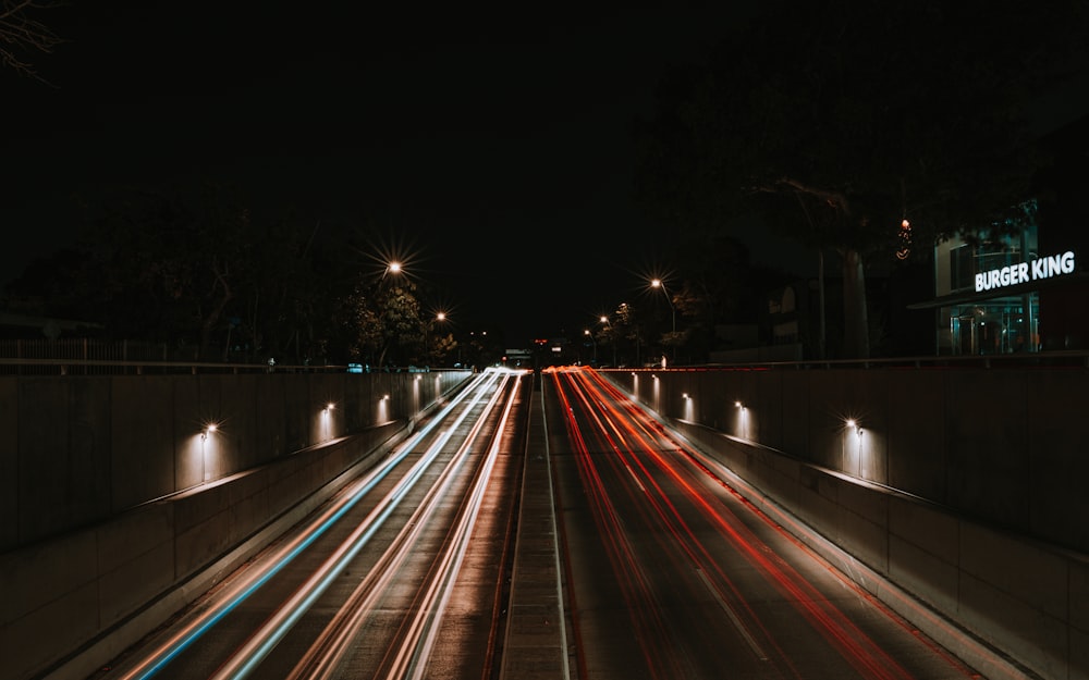 Una foto a lunga esposizione di una strada cittadina di notte
