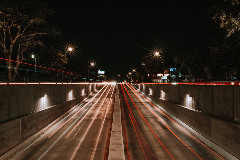 Una calle de la ciudad por la noche con mucho tráfico