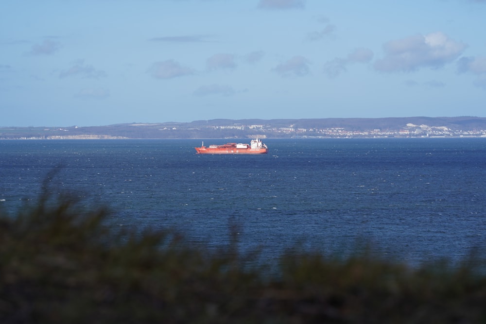 um grande navio cargueiro no meio do oceano