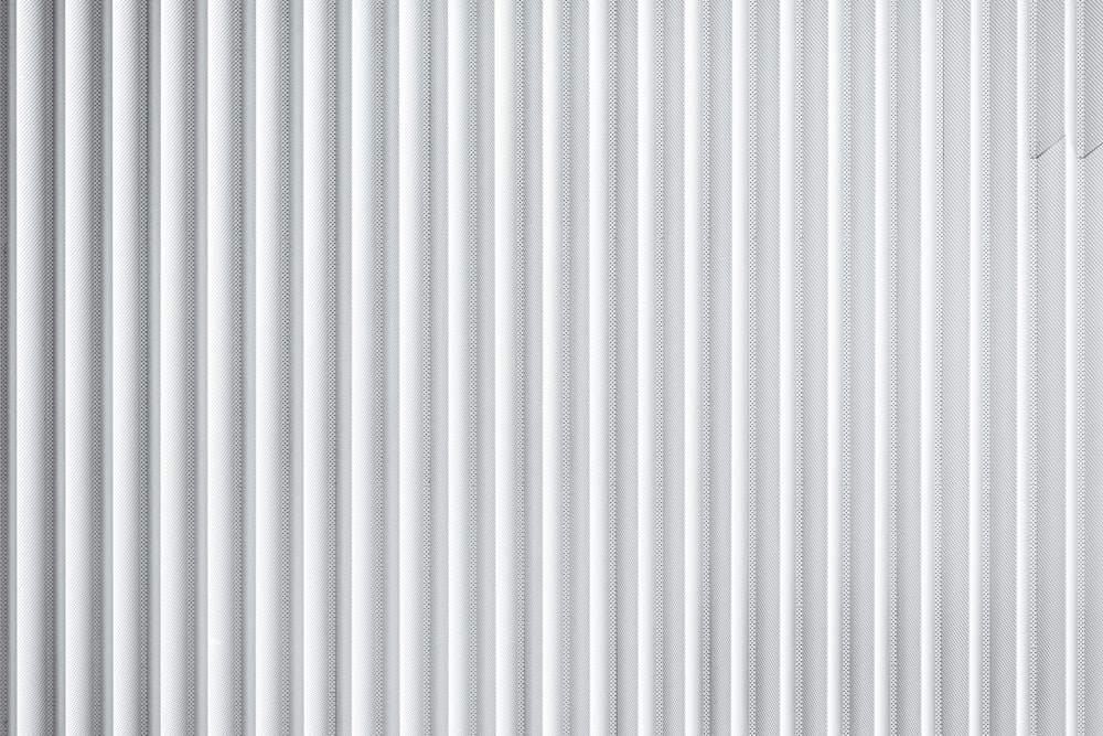 Un primer plano de una pared blanca con líneas verticales