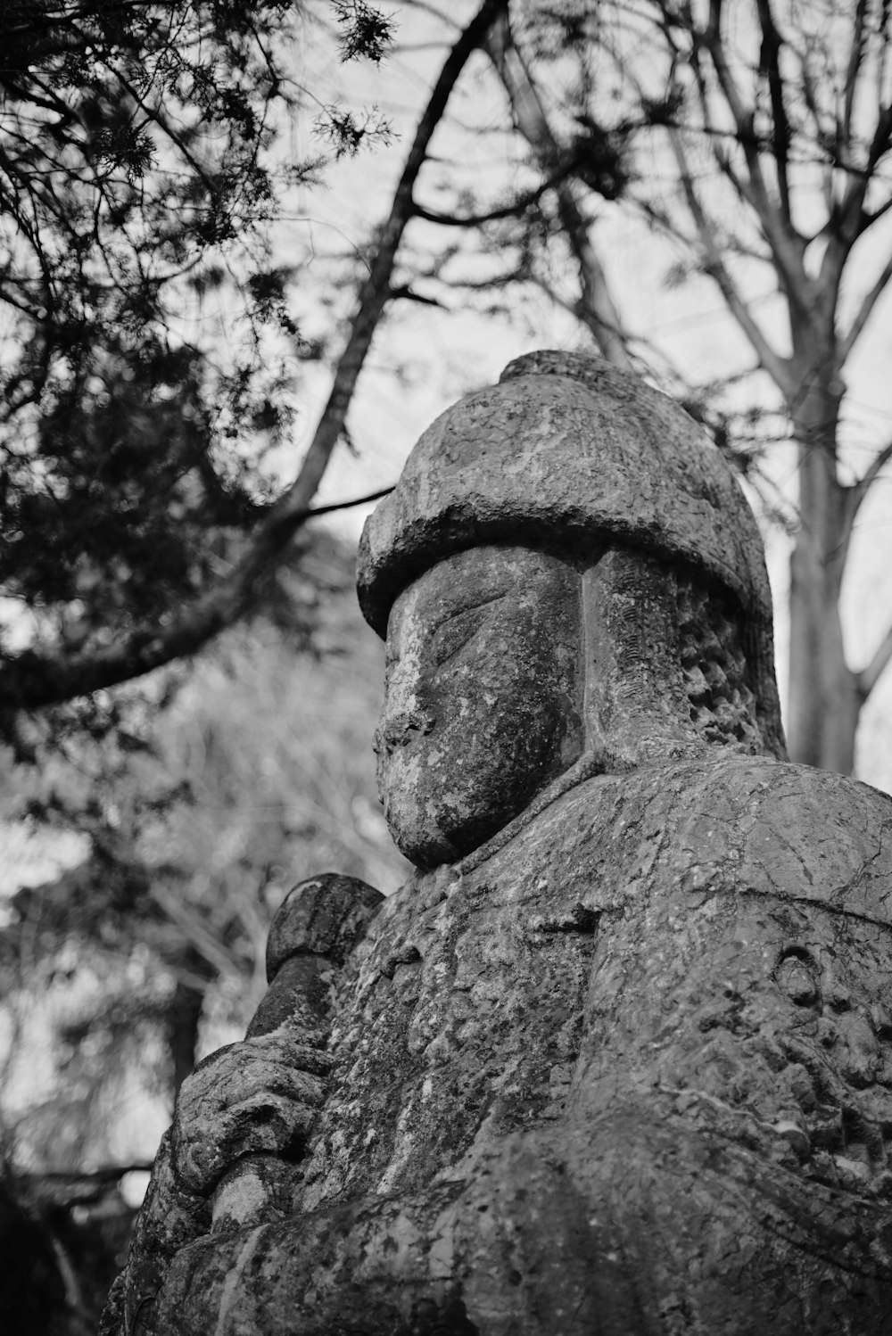 une photo en noir et blanc d’une statue