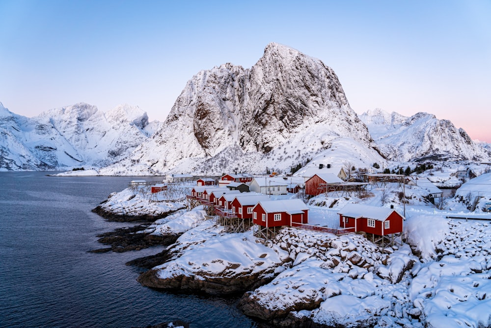 uma paisagem nevada com uma montanha ao fundo