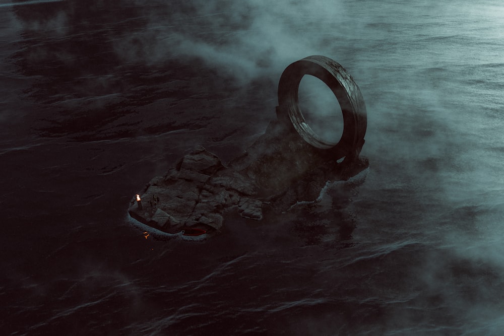 un anneau flottant au-dessus d’un plan d’eau
