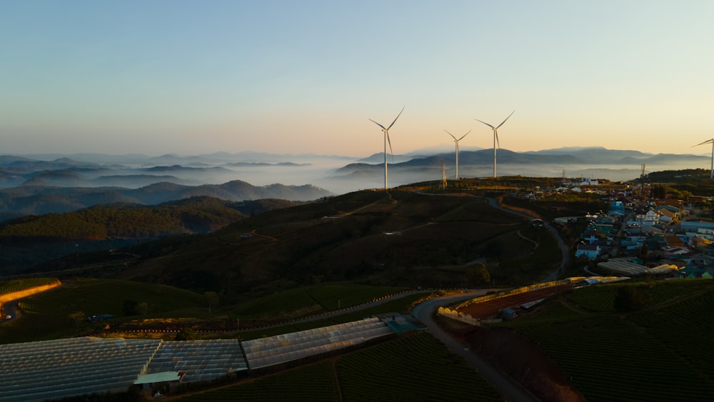 uma vista de turbinas eólicas em uma colina