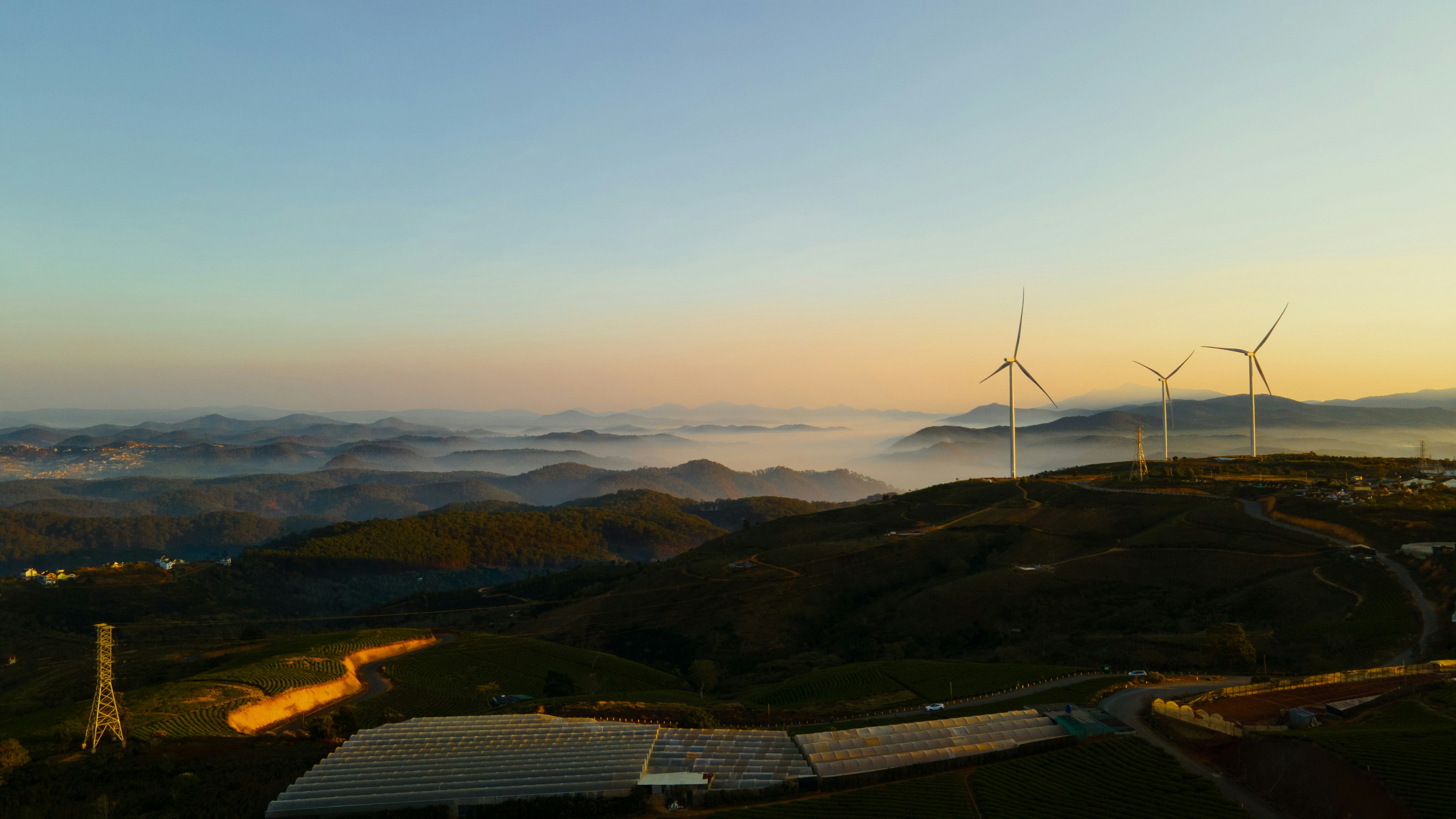Una vista de un parque eólico al atardecer