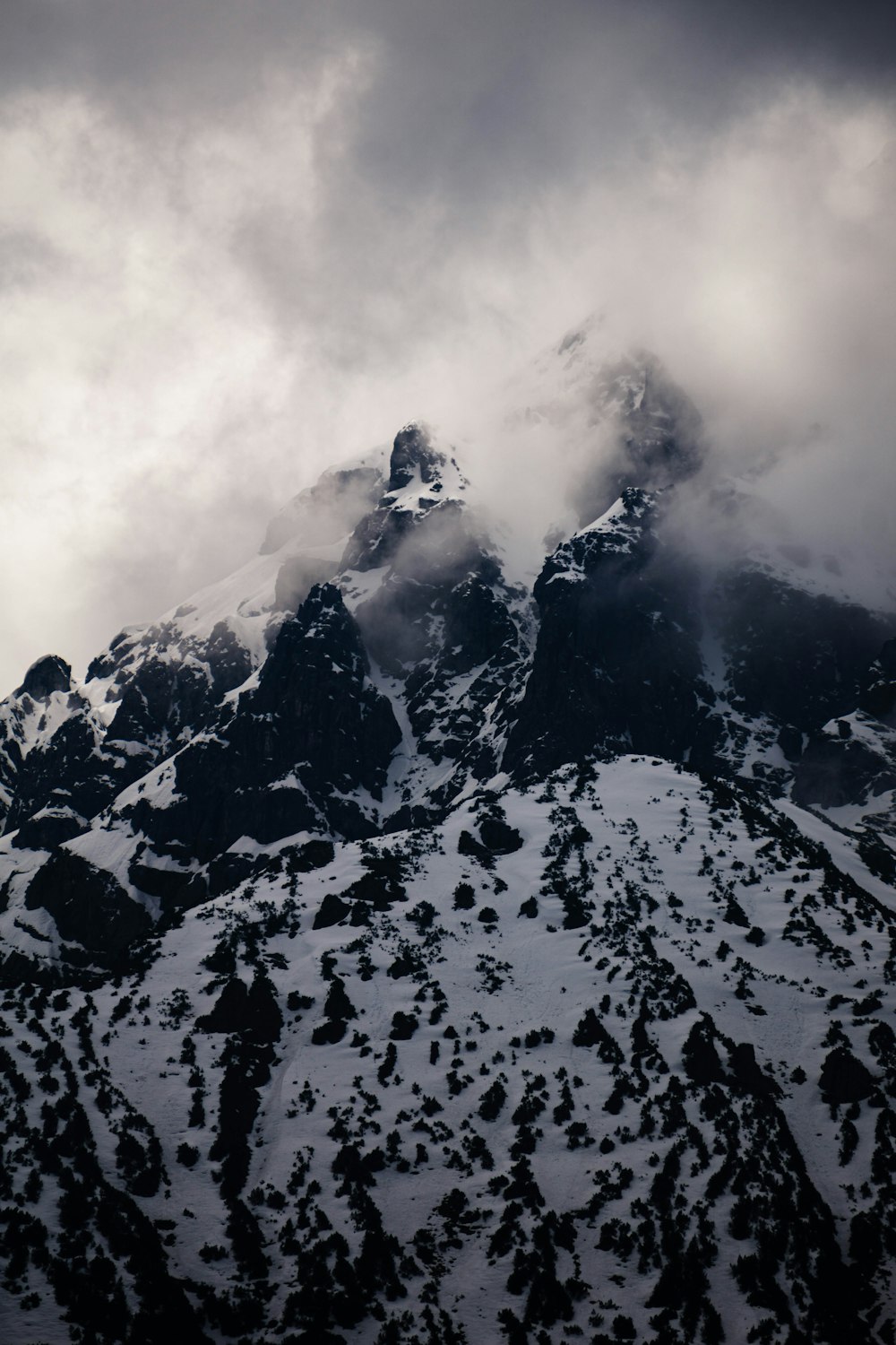 una montaña cubierta de nieve bajo un cielo nublado