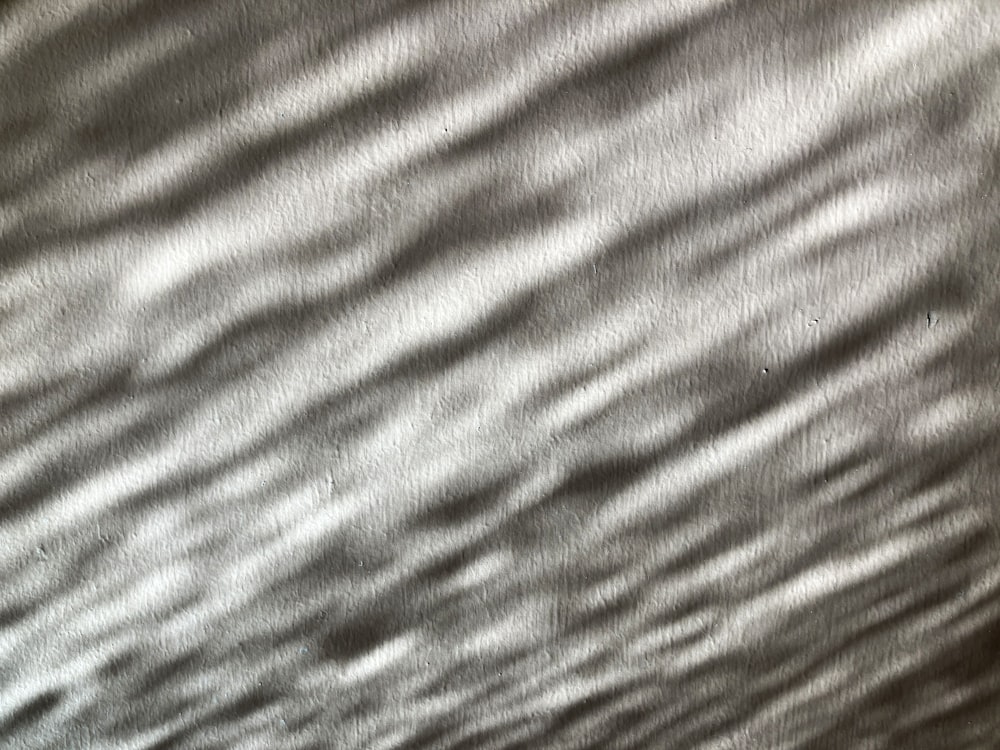 une photo en noir et blanc d’une vague d’eau