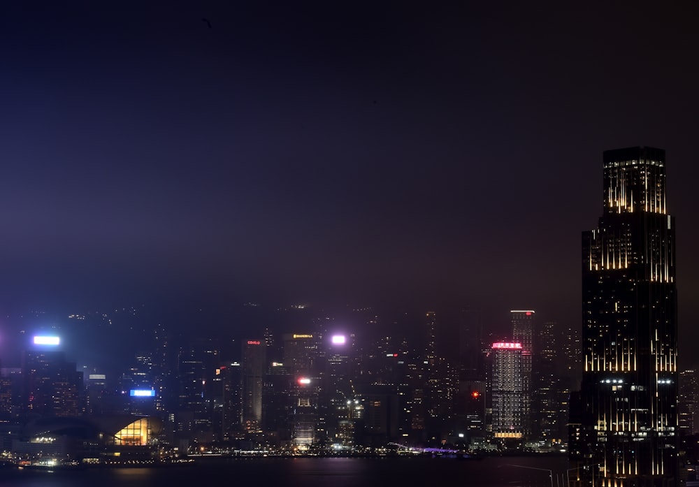 Eine Nachtansicht einer Stadt mit vielen Lichtern