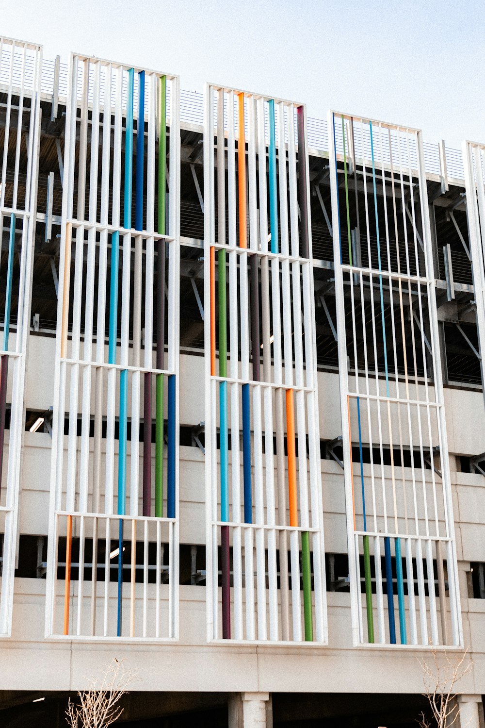 un grand bâtiment avec un tas de bars colorés dessus