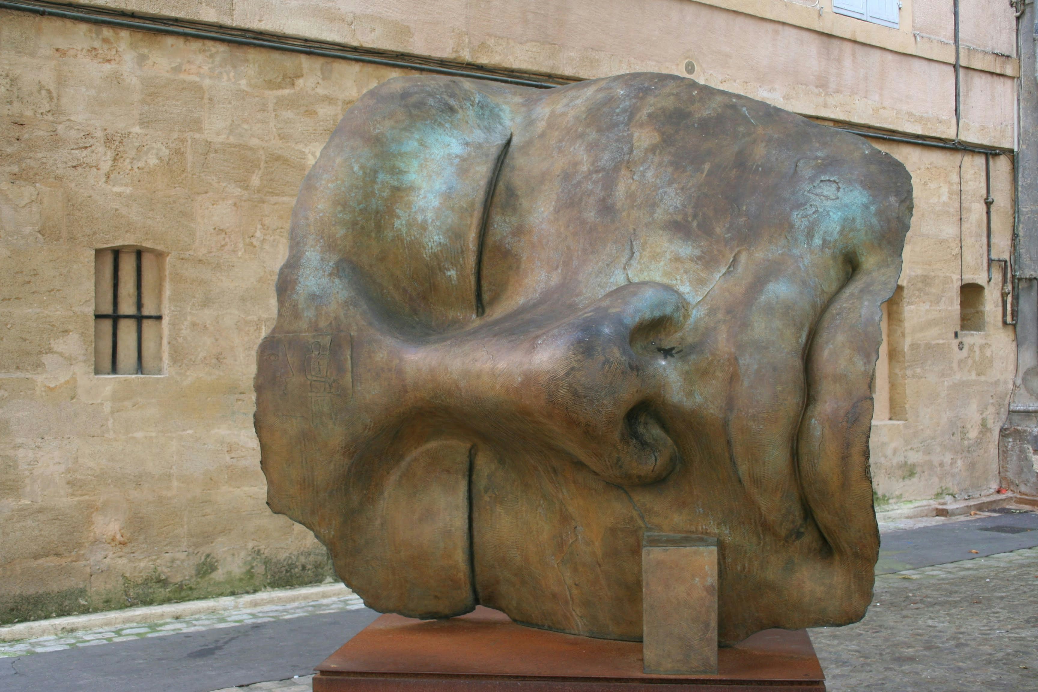 人の頭の大きなブロンズ彫刻