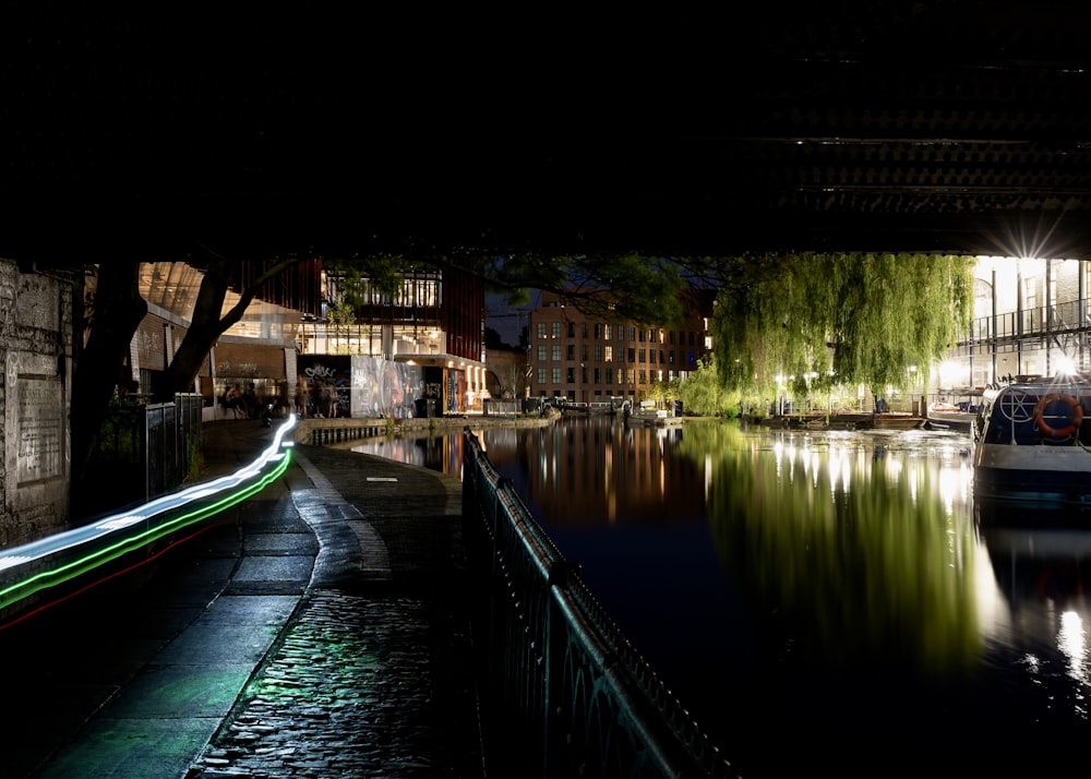 uma foto de longa exposição de um rio à noite